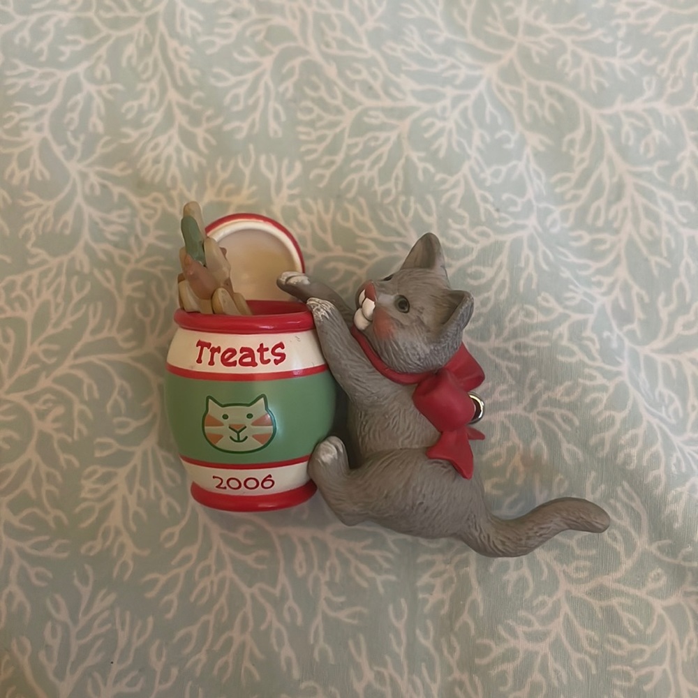 Hallmark Mischievous Kittens ornament 2006 EUC NO box